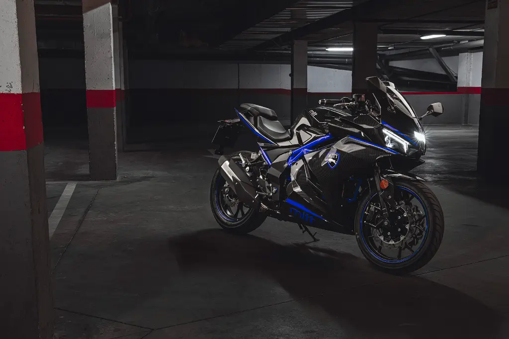 682d983cee2d96a1610b0611_MITT 125 GP Carbon-1423.webp