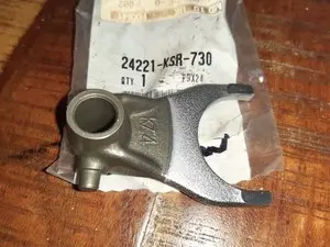 [24221-KSR-730] Horquilla de cambio Honda CR 125 05-07 (24221-KSR-730) 